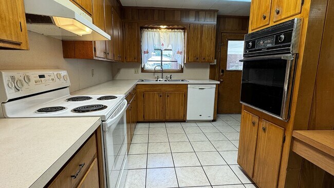 Building Photo - 500 Chickasaw Dr