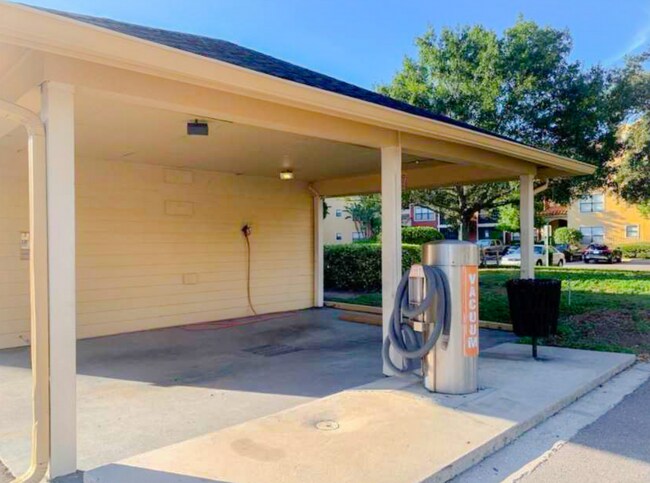 Building Photo - One Bedroom Apartment in Gated Community - Easy Highway Access!