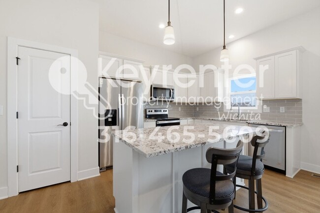 Building Photo - Beautiful 5 bedroom home near highways and schools!