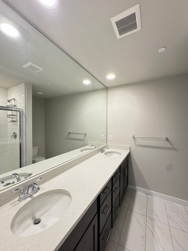 Building Photo - 3B/3B cozy townhome