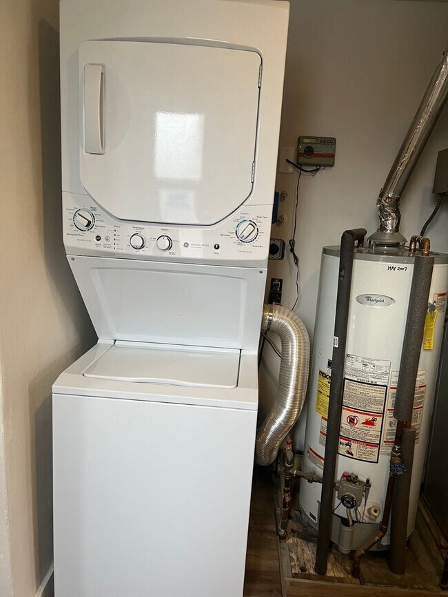 Building Photo - Renton 2 bedroom 1 bath home available now!