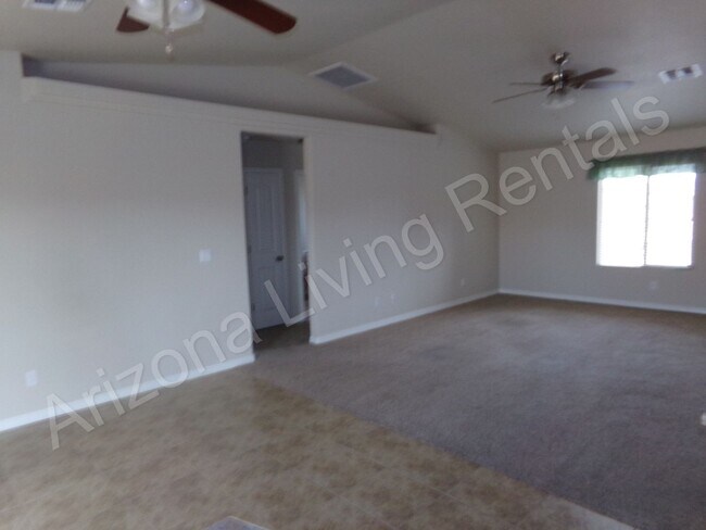 Building Photo - SUPER CLEAN 4 BEDROOM HOME