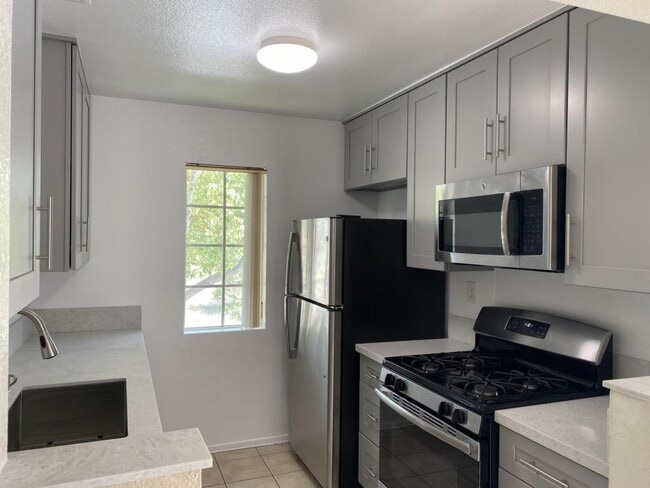 Building Photo - 10894 Aderman Ave