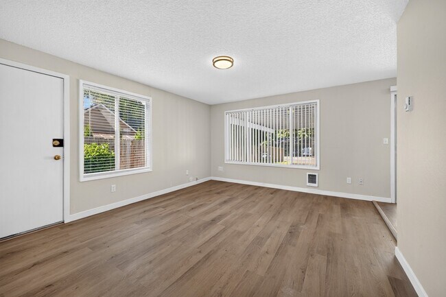 Building Photo - Renovated 2 bedroom Duplex