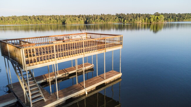 Building Photo - Pine Drive Lake House