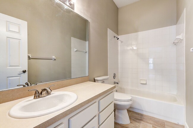Building Photo - Spacious New Tampa 2 Bedroom, 2.5 Bath Tow...