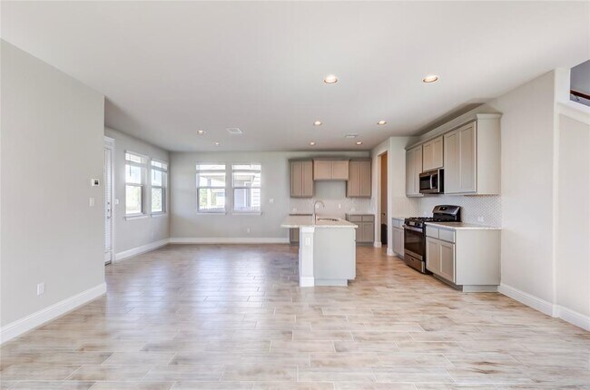 Building Photo - 113 Riverhill Dr