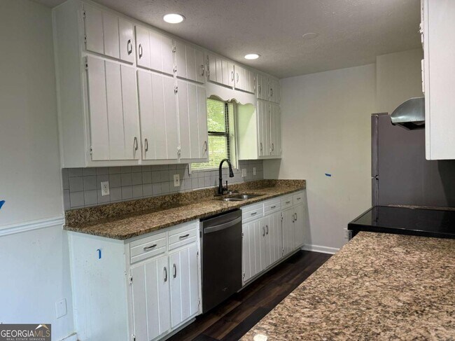 Building Photo - 8439 Lake Dr