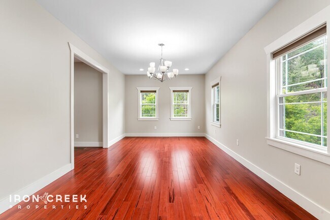 Building Photo - Beautiful Contemporary Home North of Downt...