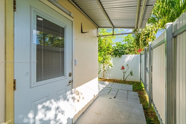 Building Photo - 570 W 46th Pl