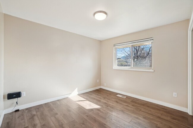 Building Photo - 240 W 220 S St