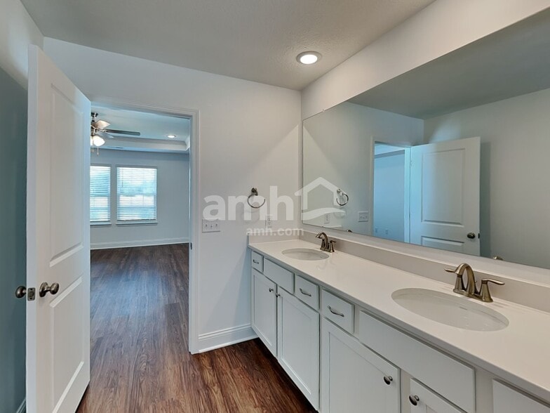 Building Photo - 1056 Castor Dr