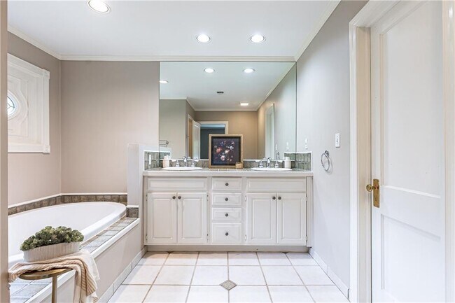 Building Photo - 1311 Roxboro Dr NE