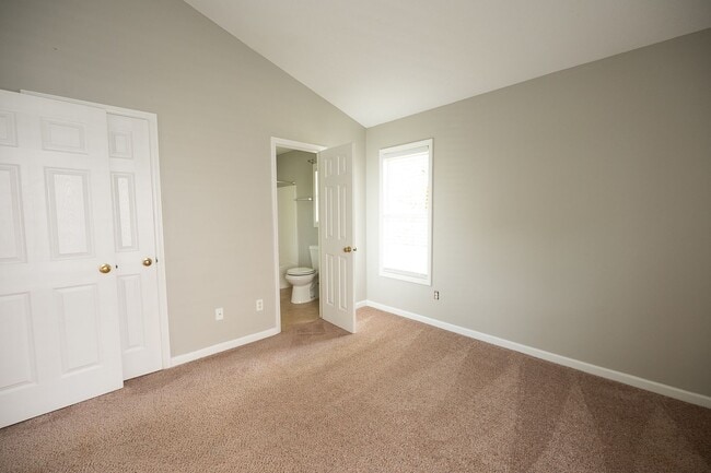 Building Photo - Charming 3 bedroom 2 bath ranch style home in Greensboro with covered front porch!