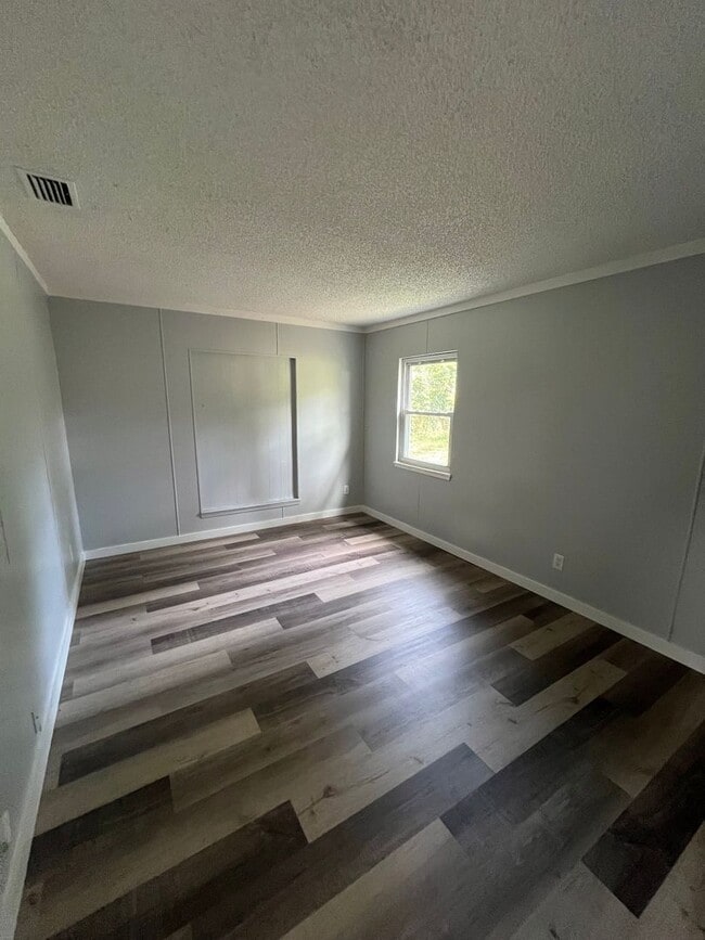 Building Photo - Spacious 1BR/1BA Duplex in North Dade City Near the Withlacoochee River!