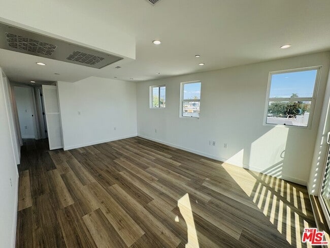 Building Photo - 231 E 85th St