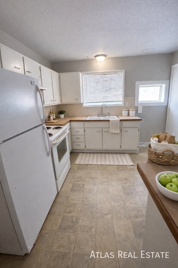 Building Photo - 6646 Maywood Ave