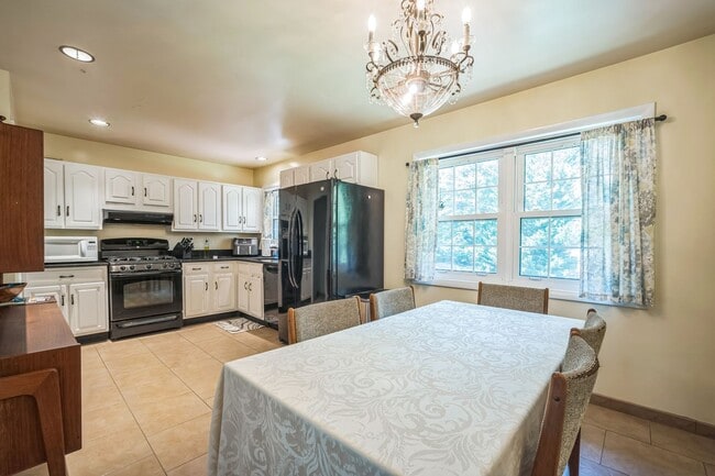 Building Photo - Charming 4 Bedroom Brick Home - Ideal Loca...