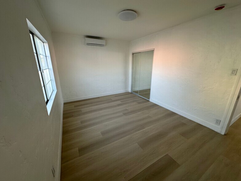Building Photo - 1182 N Kingsley Dr