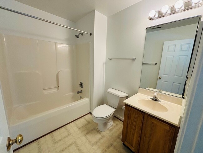Building Photo - 2 Bedroom 2.5 Bathroom Townhouse