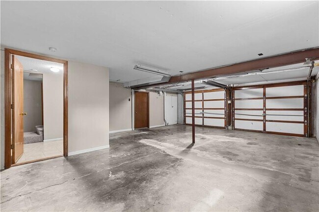 Building Photo - Bright & Spacious 3-Bed Home with Finished...