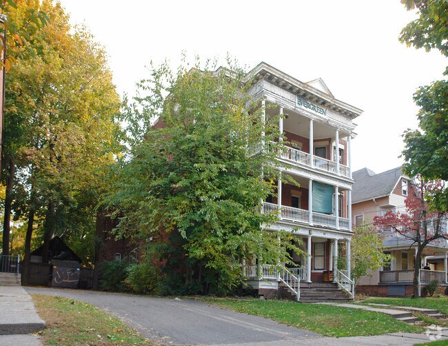 Primary Photo - 58-60 Evergreen Ave
