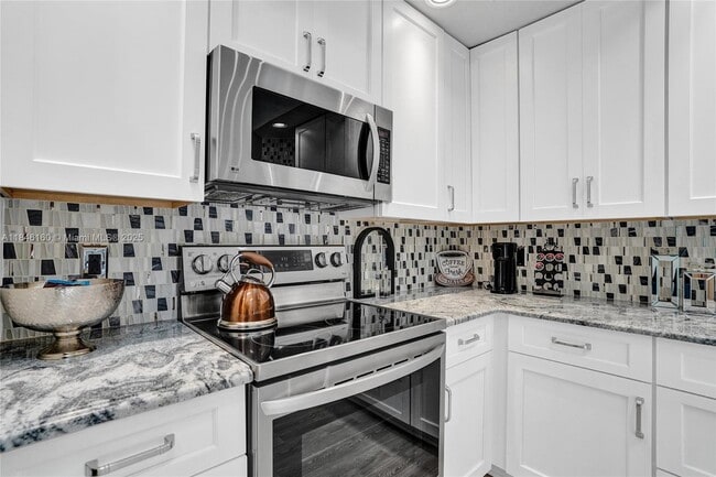 Building Photo - 1632 SW Harbour Isles Cir