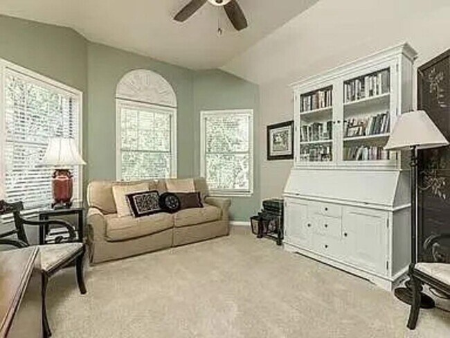 Building Photo - 5607 Courtyard Dr