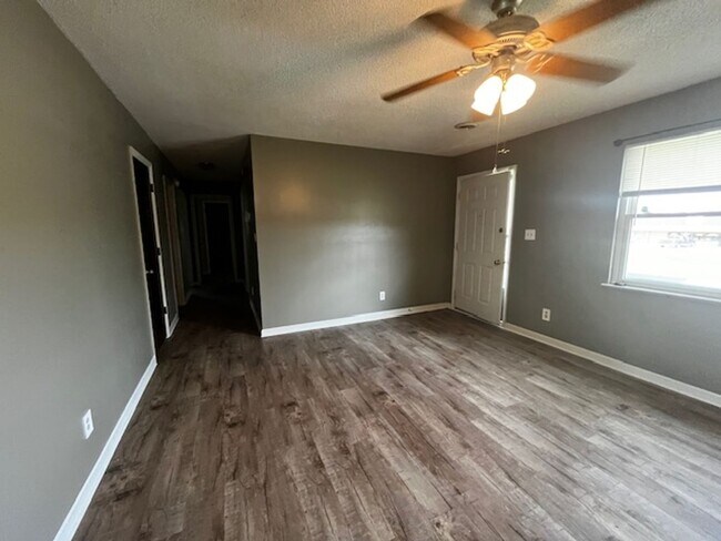 Building Photo - 159 Durkee Rd NE