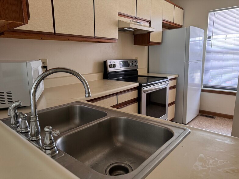 Building Photo - 700 N Adelaide St