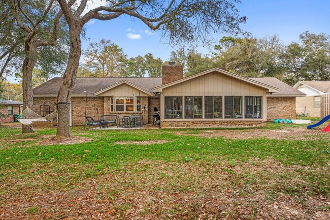 Building Photo - 349 Sharon Dr