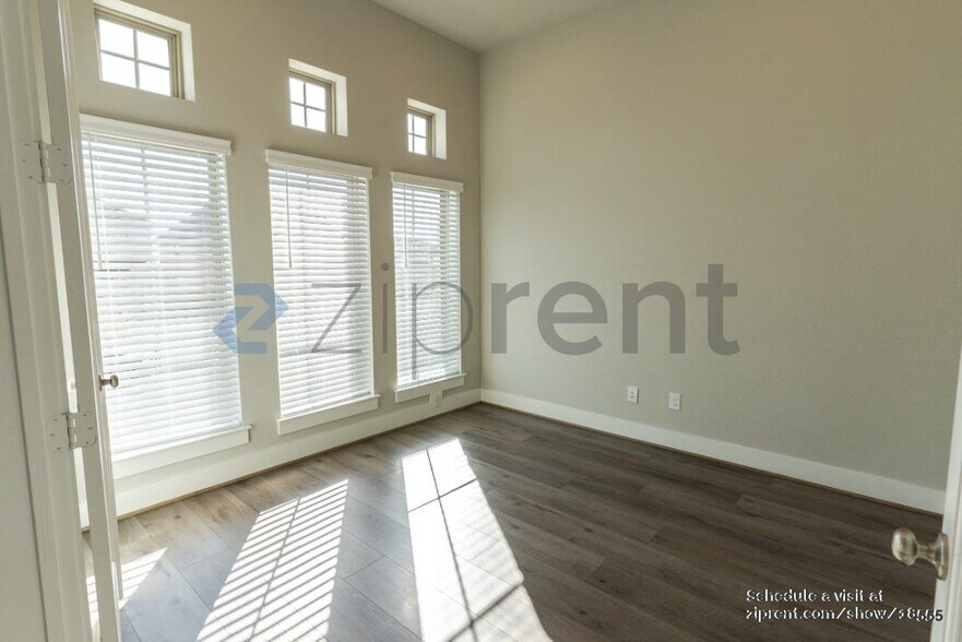 Building Photo - Unit
