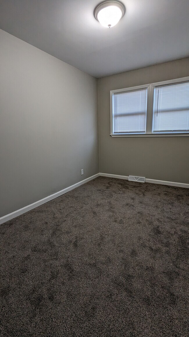 Building Photo - 932 Augusta Ave