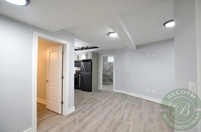 Building Photo - 1062 W Glenlake Ave