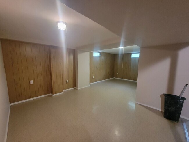 Building Photo - 3 +bedrooms /2 bath + Attached 2-car Garage Home -Available Now in Peoria!