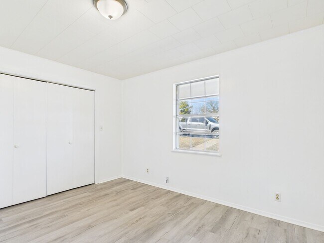 Building Photo - 100 NW Hills Dr