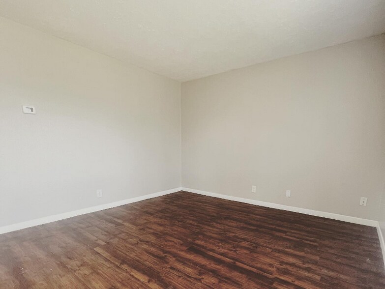 Building Photo - 461 Eldon Dr