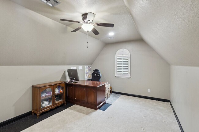 Building Photo - 4 Bedroom + Bonus Room & Office with Gorge...