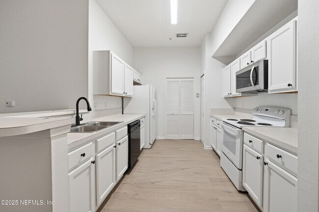 Building Photo - 6081 Maggies Cir