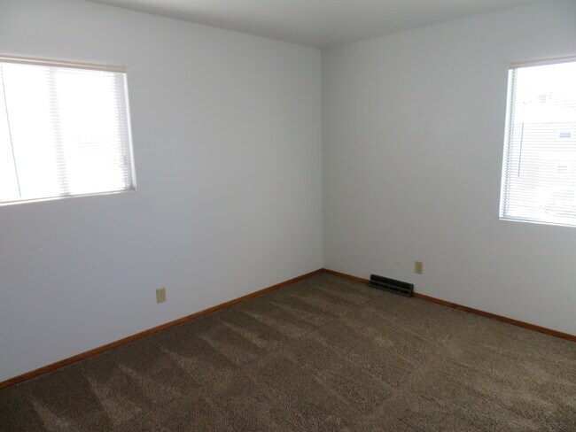 Building Photo - 5560 S Buckhorn Ave