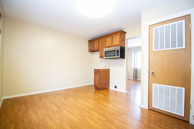 Building Photo - 2038 Airline Ave