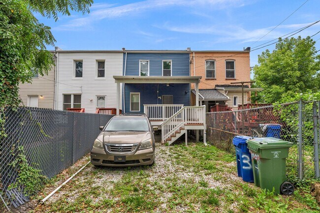Building Photo - 3003 W Garrison Ave