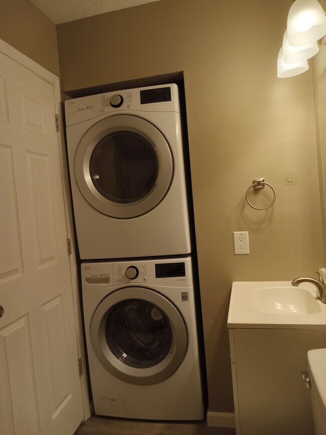 Building Photo - Condo for Rent