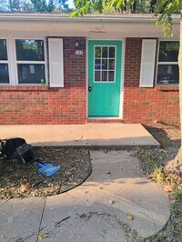 Building Photo - SPECIAL OFFER HALF OFF FIRST MONTHS RENT!!...