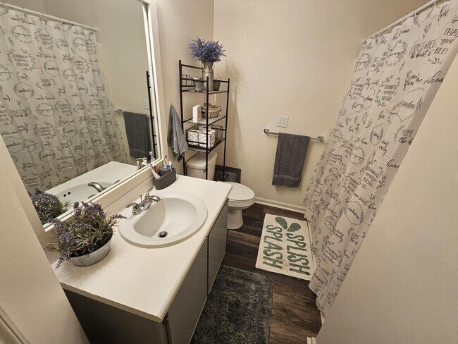 Building Photo - Charming, centrally located, 3 Bed 2 Bath ...