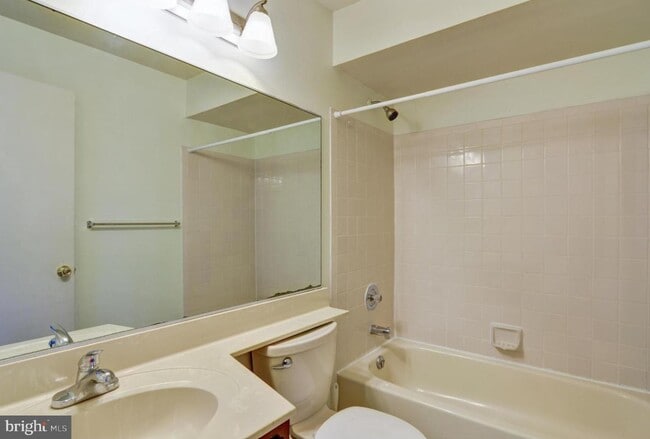 Building Photo - 302 Trinity Ct