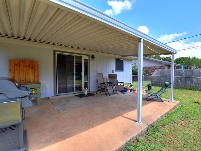 Building Photo - 1301 Post Oak Cir