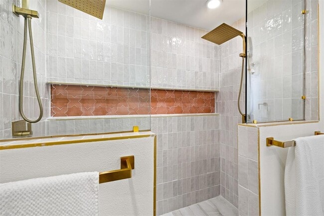 Building Photo - 2737 Clermont Pl