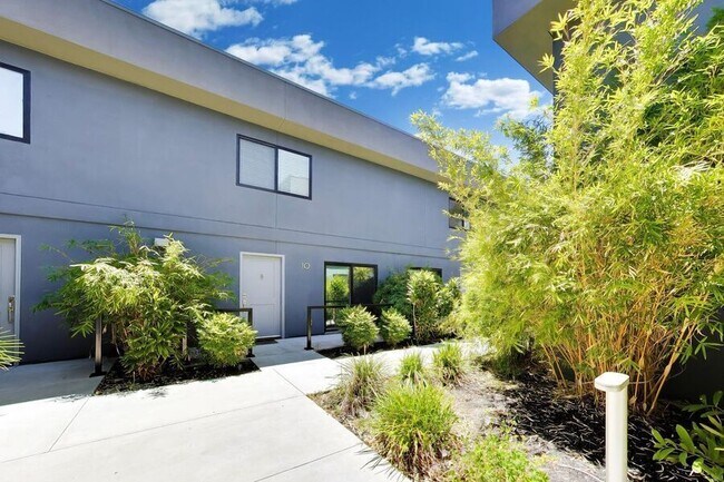 Building Photo - 1662 Hollenbeck Ave