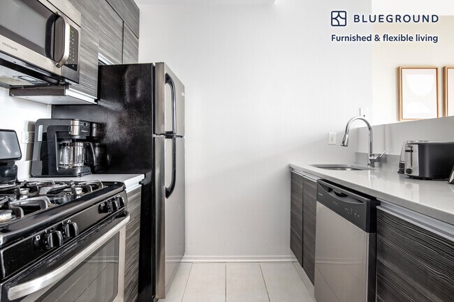 Building Photo - 30 E Roosevelt Rd